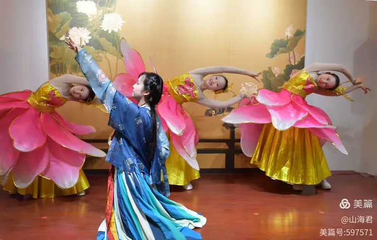 古漪少女荷花舞